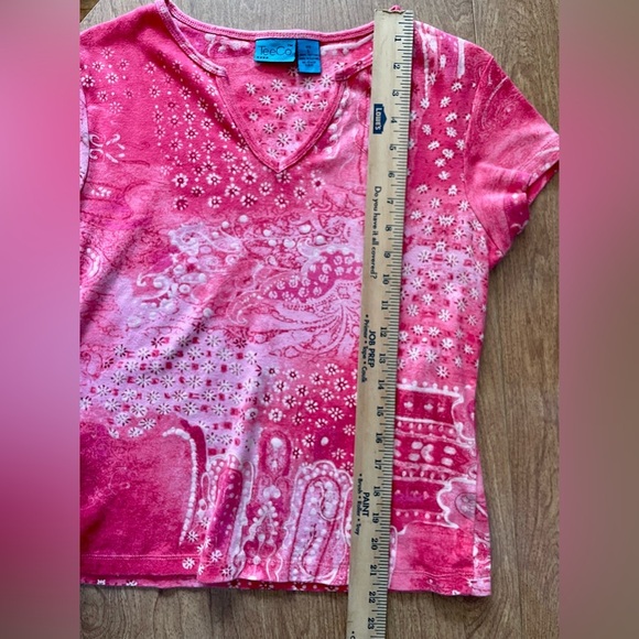 TeeCo Large (Junior) V-neck Tee Pink Y2K-Inspired Paisley GUC - Picture 5 of 6